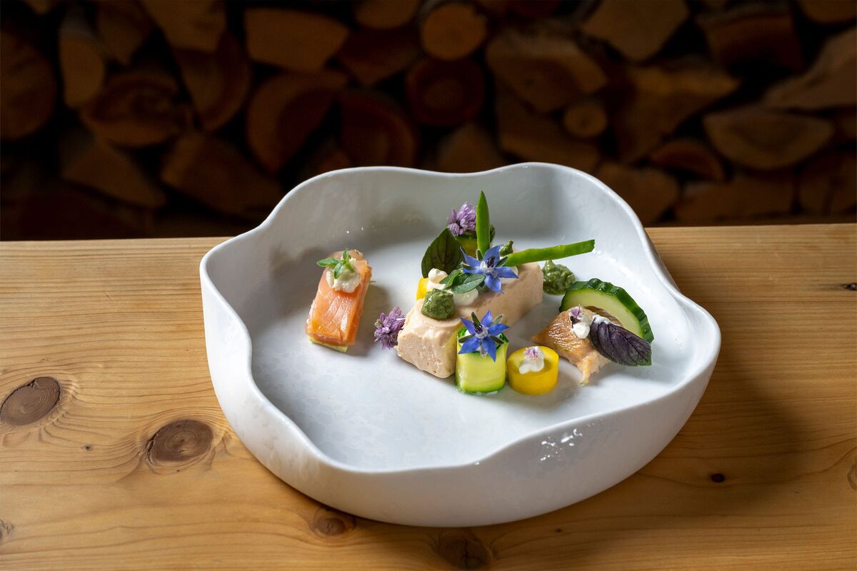 Vorspeise: Lachs mit Gurke und Blüten