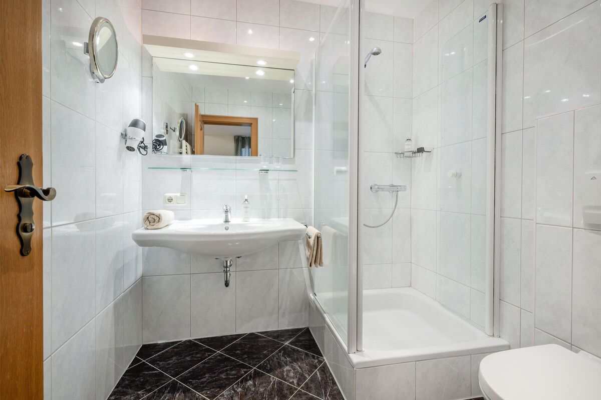 Badezimmer mit Dusche im Landgasthof Kammbräu