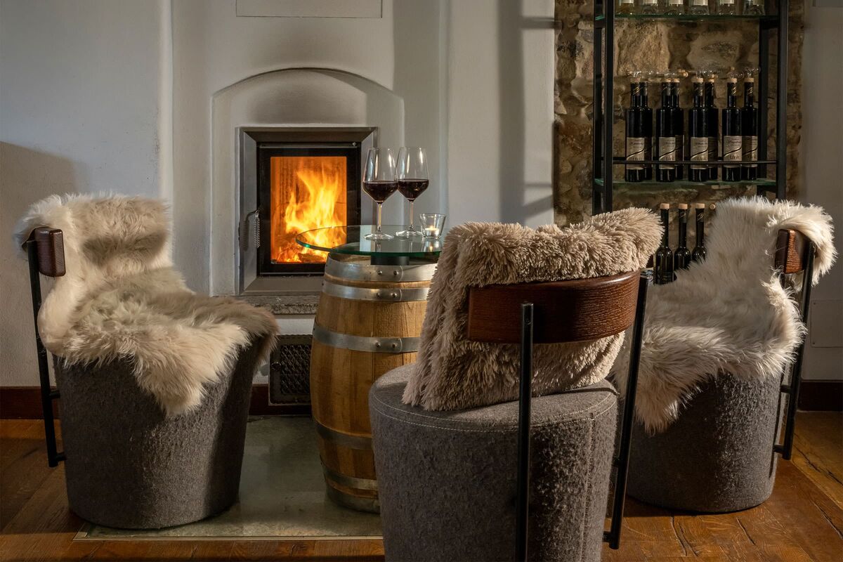 Sitzecke Kaminfeuer im Gastraum