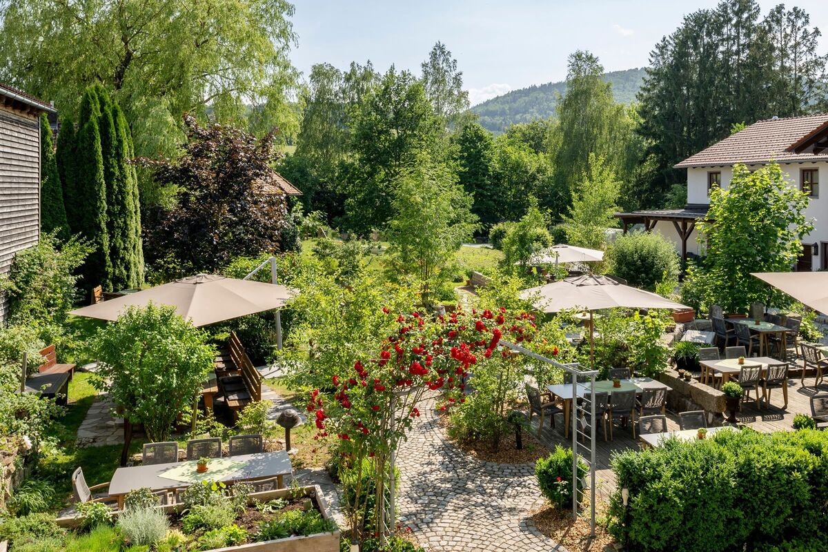 Sommerlicher Biergarten mit Terrasse und viel Grün im Gasthof Kammbräu im Bayerischen Wald