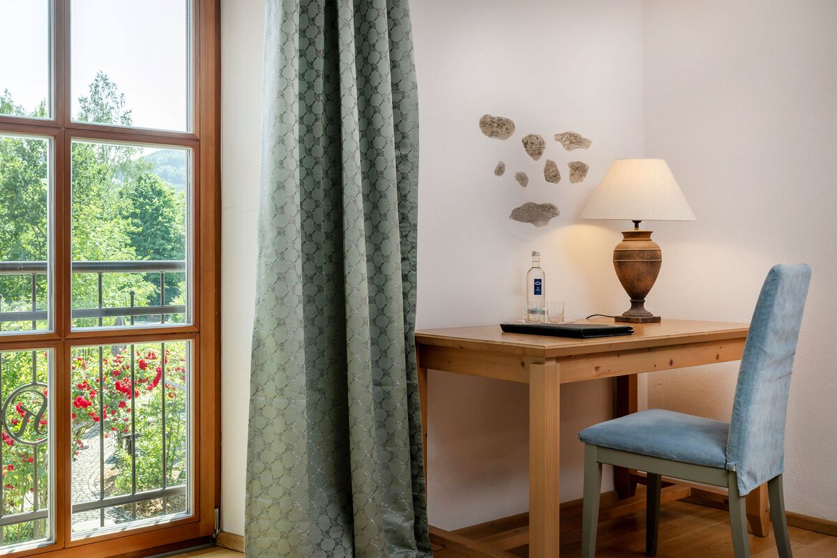 Rustikaler Schreibtisch aus Vollholz