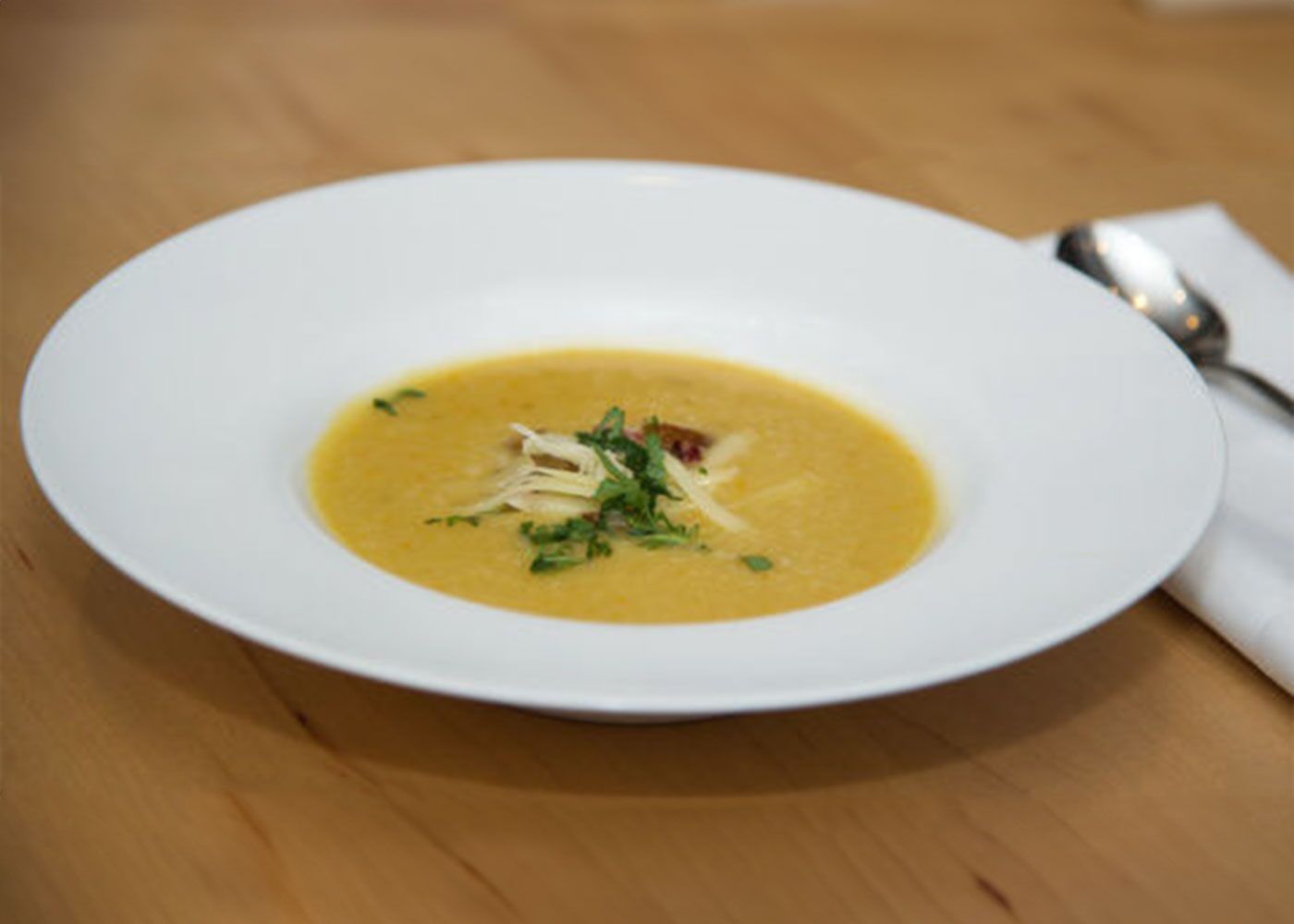 Geräucherte Biersuppe mit Goldsteigkäse
