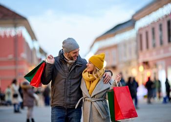 Lokal Einkaufen: Schaffelle, Woll- und Töpferwaren, Kerzen, Geschnitztes, Glaskunst, Spirituosen