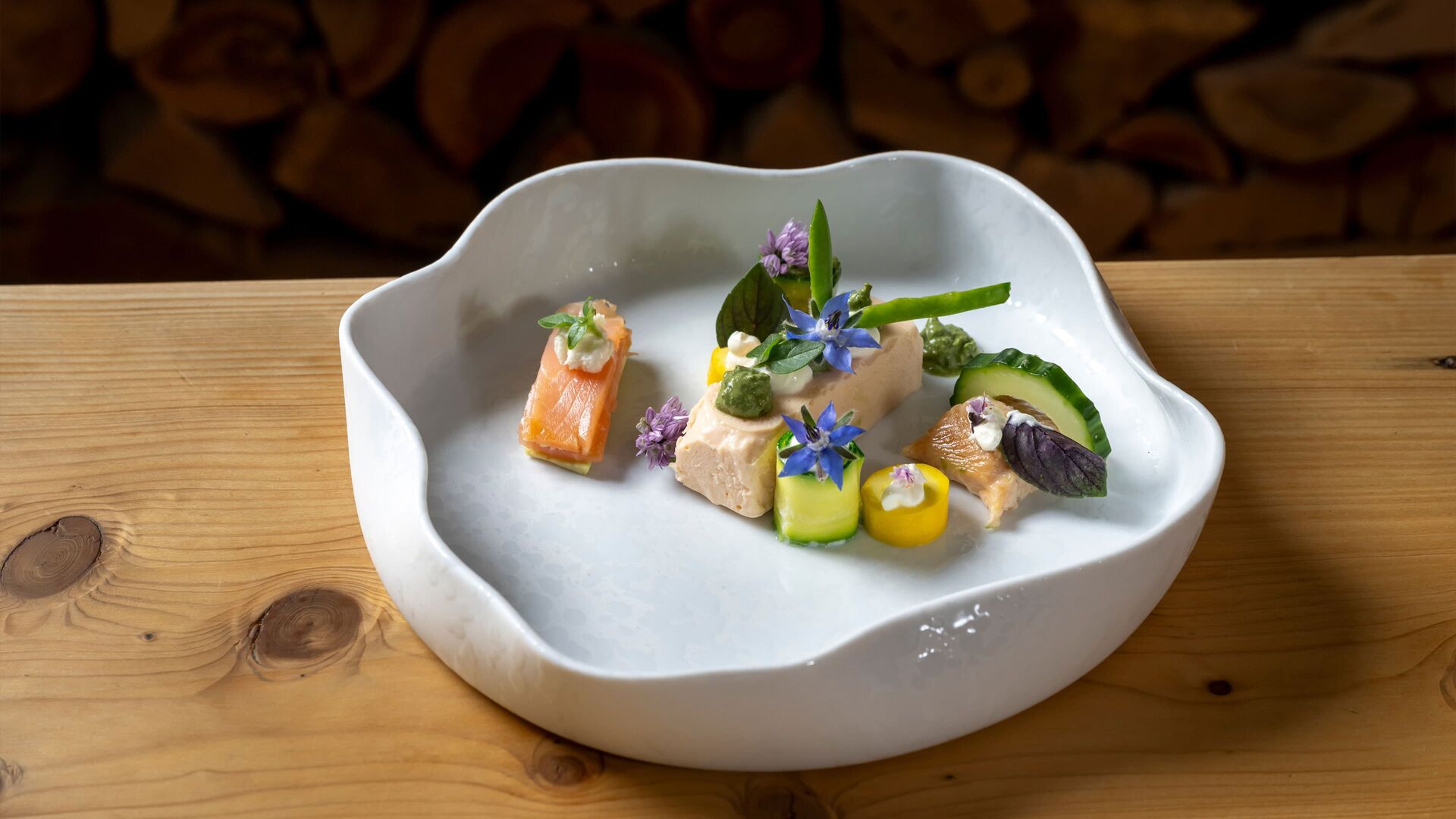 Vorspeise mit essbaren Blüten