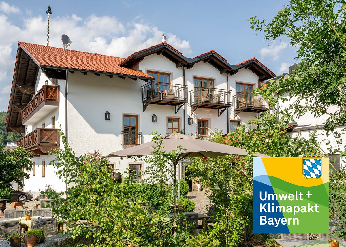 Außenansicht des Hotels mit Auszeichnung „Umwelt + Klimapakt Bayern“