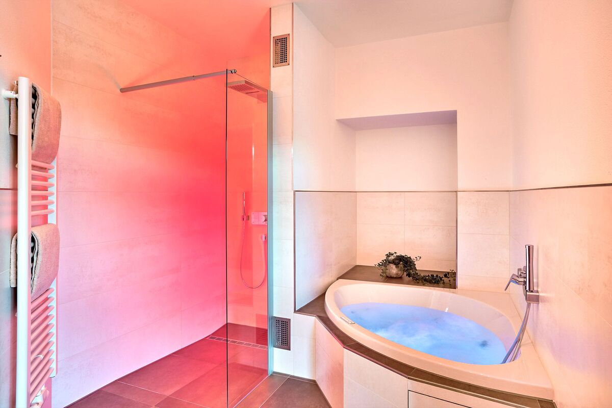 Whirlwanne im Badezimmer: Wellness pur