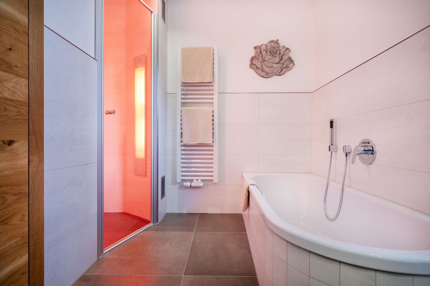 Badezimmer mit separatem WC