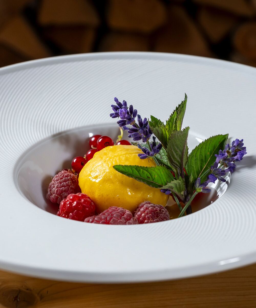 Dessert: Ringelblumeneis mit Kräutern