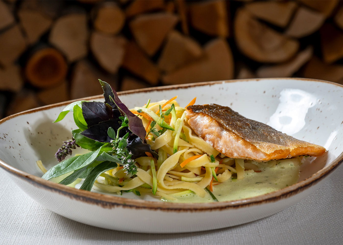 Hauptgericht: Fisch mit Bandnudeln feinem Gemüse und Kräutern